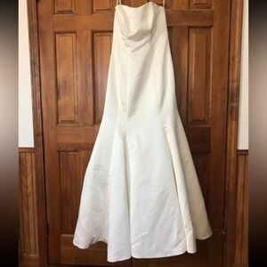 Strapless wedding dress David’s bridal KP3738
